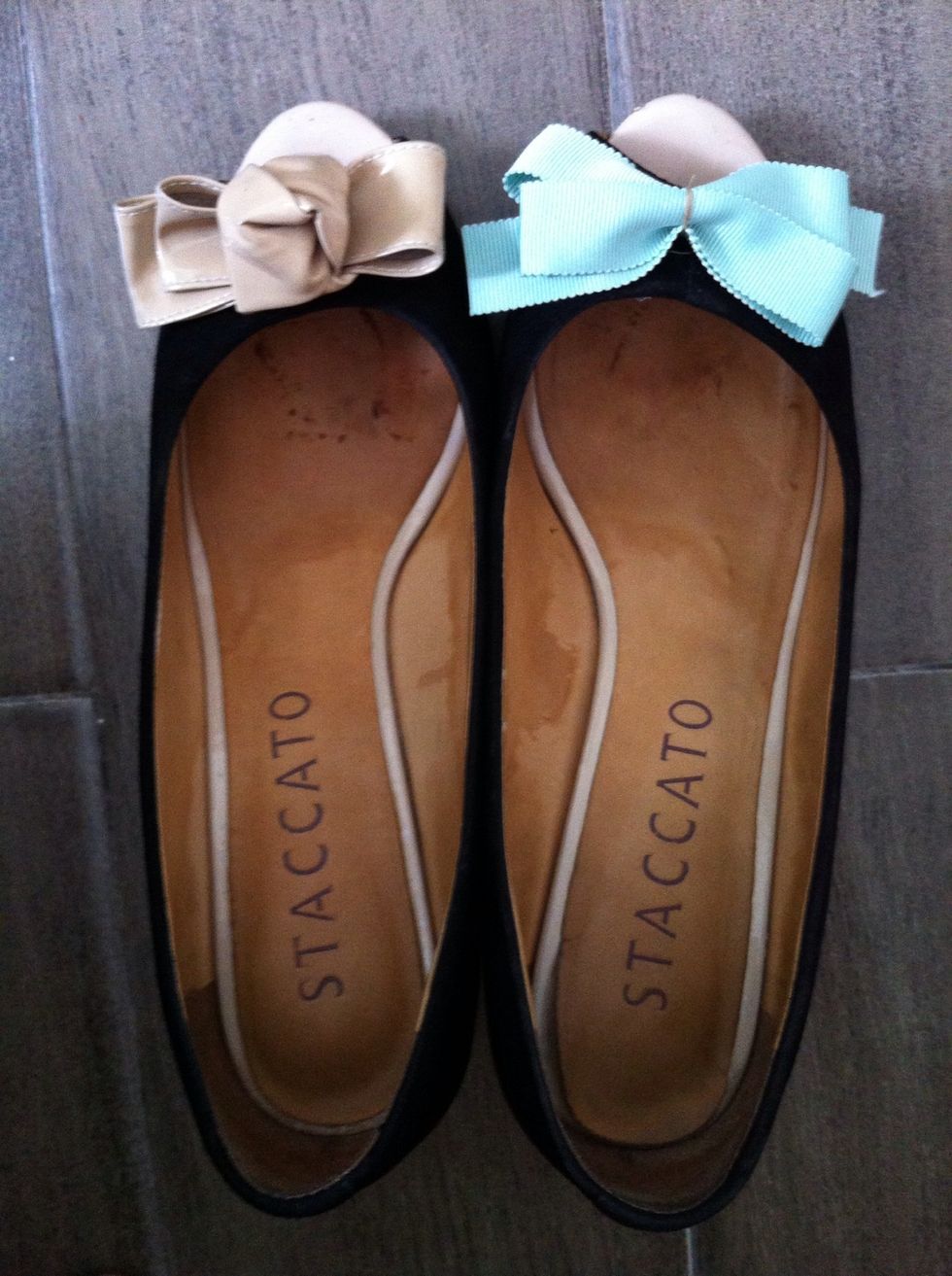 Cut the original ribbon and make another new one for the left shoe.