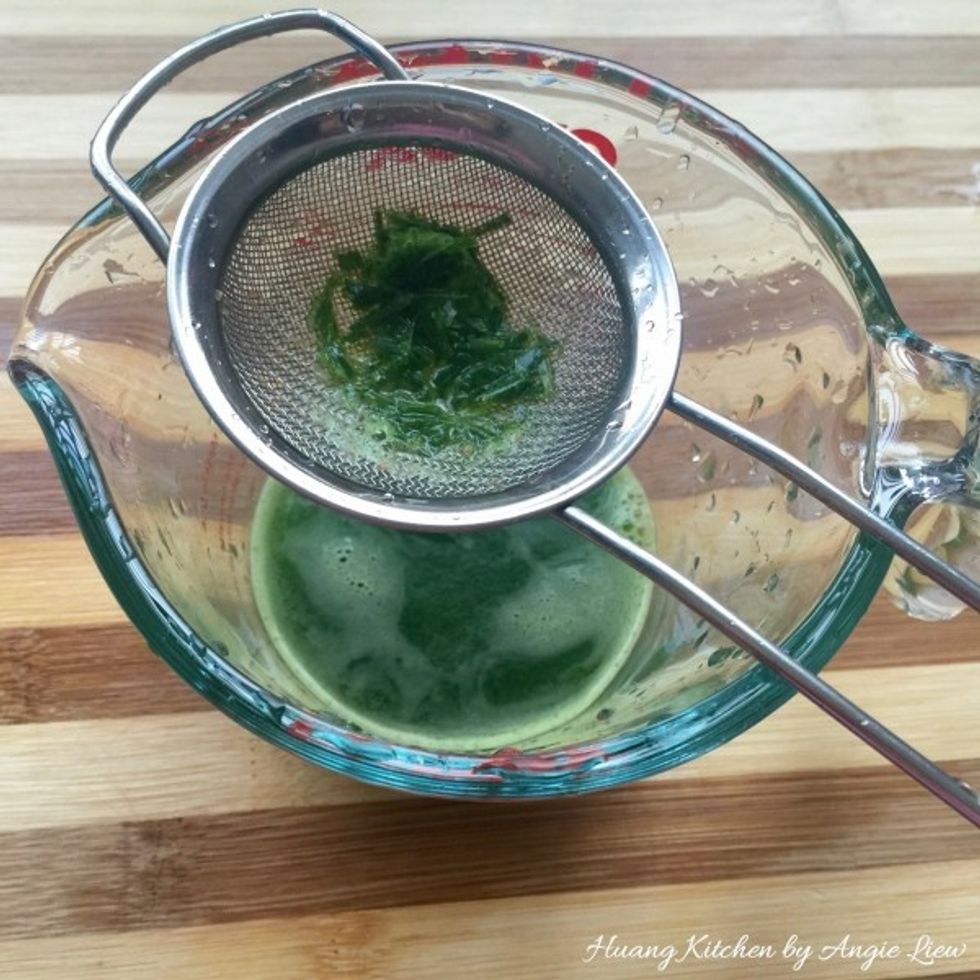 Cut the pandan leaves (screw pine leaves) into pieces and blend well for the juice. Strain the juice for later use.