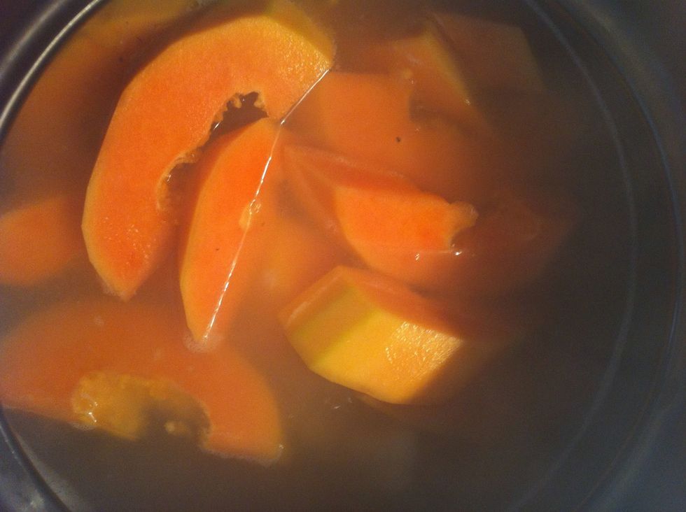 Cut the papaya in big chunks, put them into the soup when its boiling. Keep it on high heat until the soup is boiled again, turn heat down to low to keep it simmering. Cook for around 1 hour
