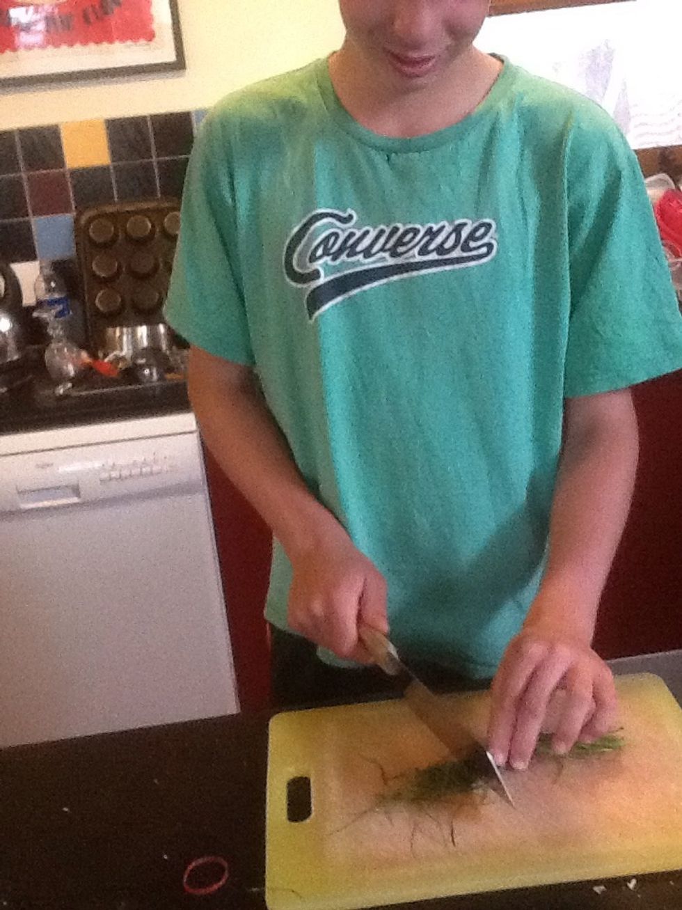 Cut the parsley.
