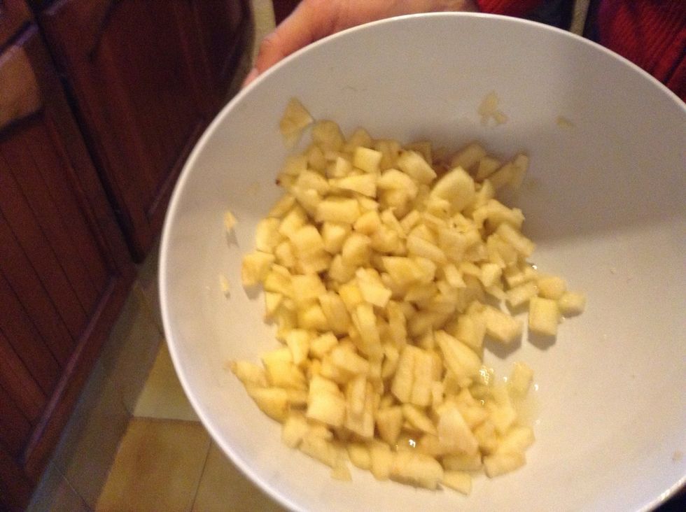 Cut the pelled pear