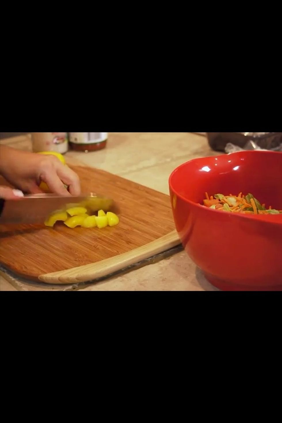 Cut the pepper and put it in the bowl