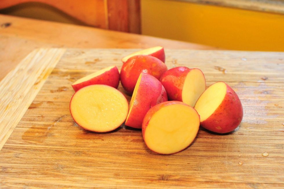 Cut the potatoes in half then add to a pot of cold water along with 1 tsp of #4 Italiano Pronto. Place on stove and bring to a boil. 25 minutes is usually enough time to bring to boil and cook.