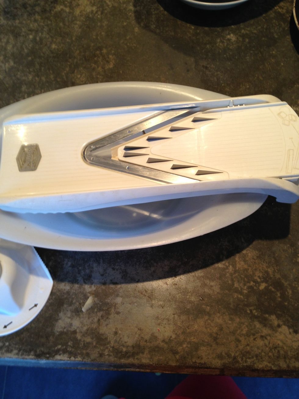 Cut the potatoes into fries. Belgian fries are 10mm or thicker. I use a device like this, but you can also cut with a kitchen knife.