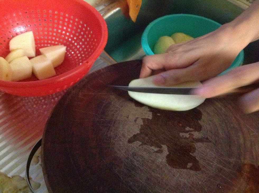 Cut the potatoes into sixths