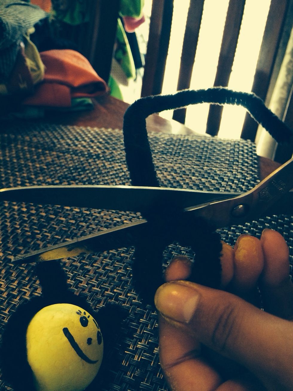 Cut the rest of the pipe cleaner off.