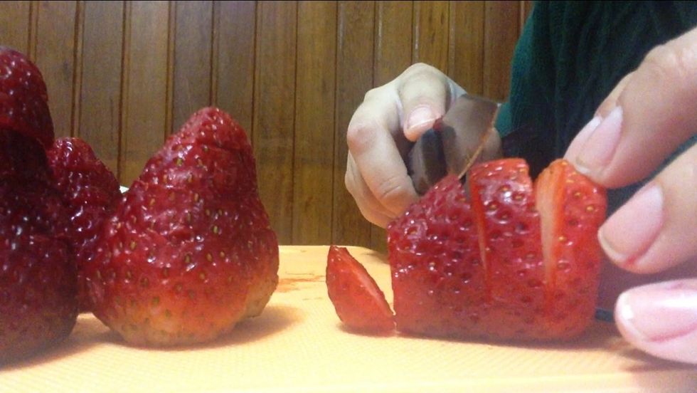 Cut the strawberries according to the shape and kind of decoration you want. It can be in long slices or round ones.