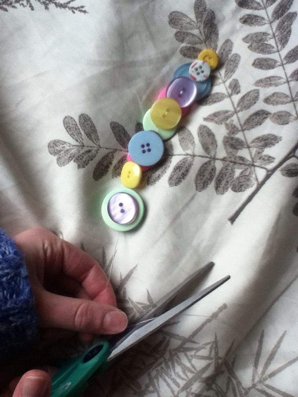 Cut the thread with cisors