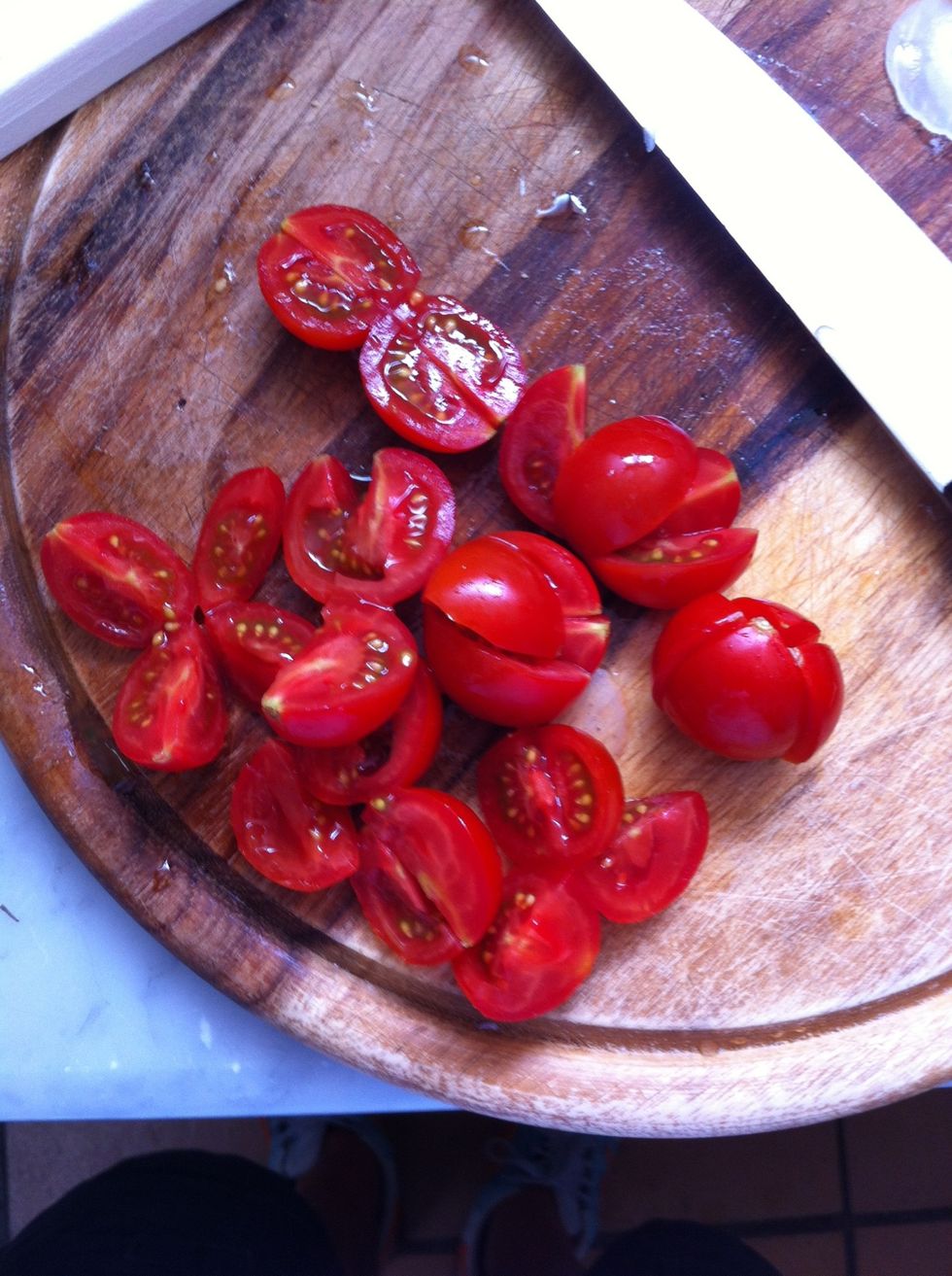 Cut the tomatoes in 4