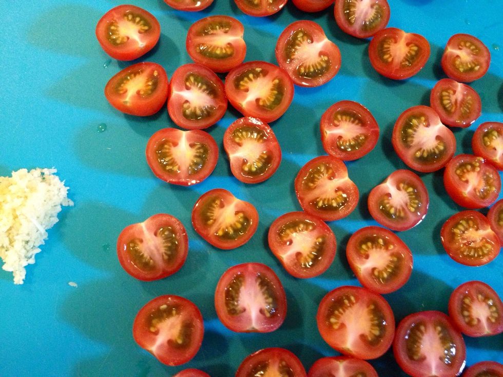 Cut the tomatoes in half.