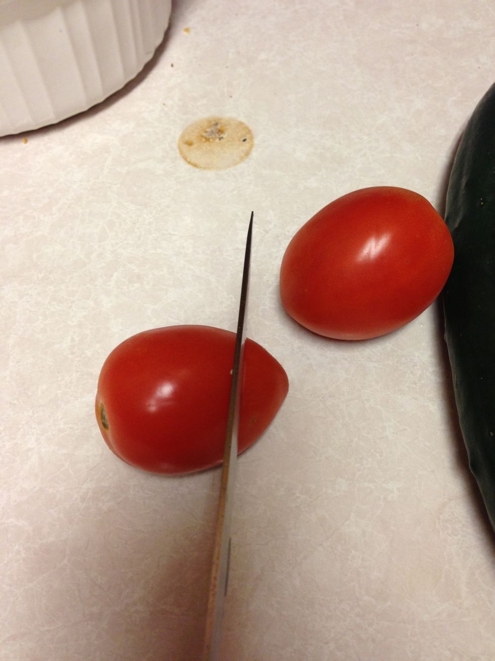 Cut the tomatoes in little squares.