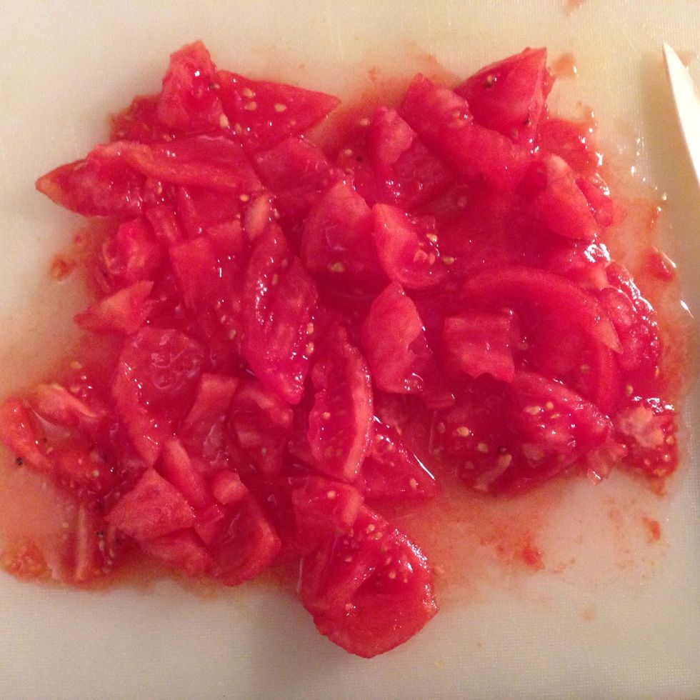 Cut the tomatoes in pieces.
