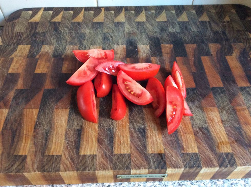 Cut the tomatoes into 6ths