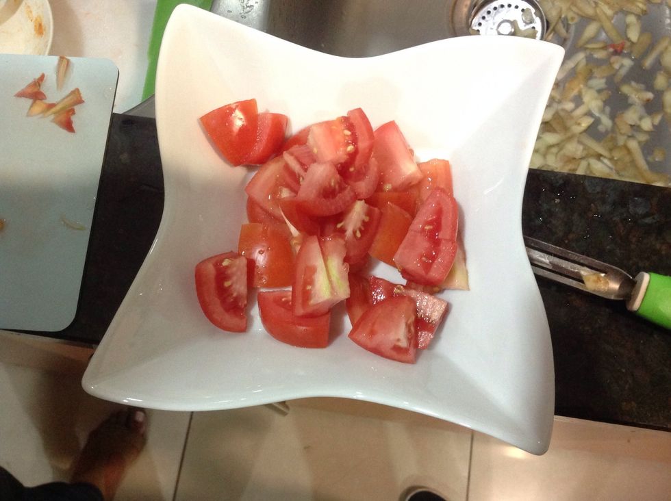 Cut the tomatoes, you can also use cherry tomatoes