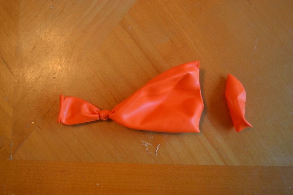 Cut the top of the balloon off like so..