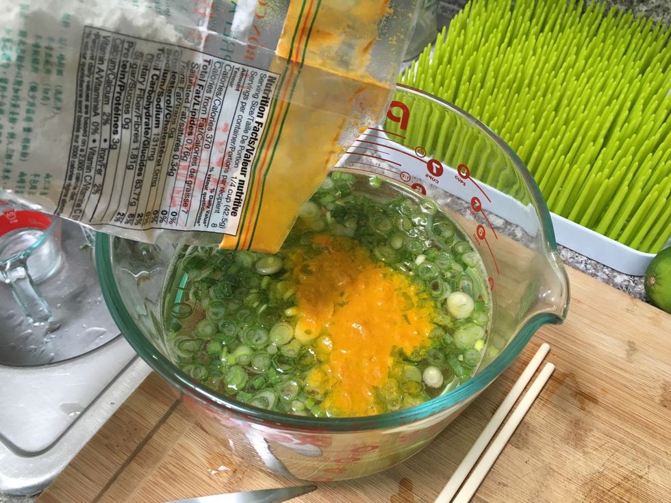 cut the top of the flour mix and dump in the tumeric they provide for you.