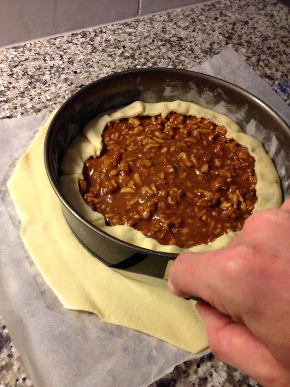 Cut the top of the shortpastry.