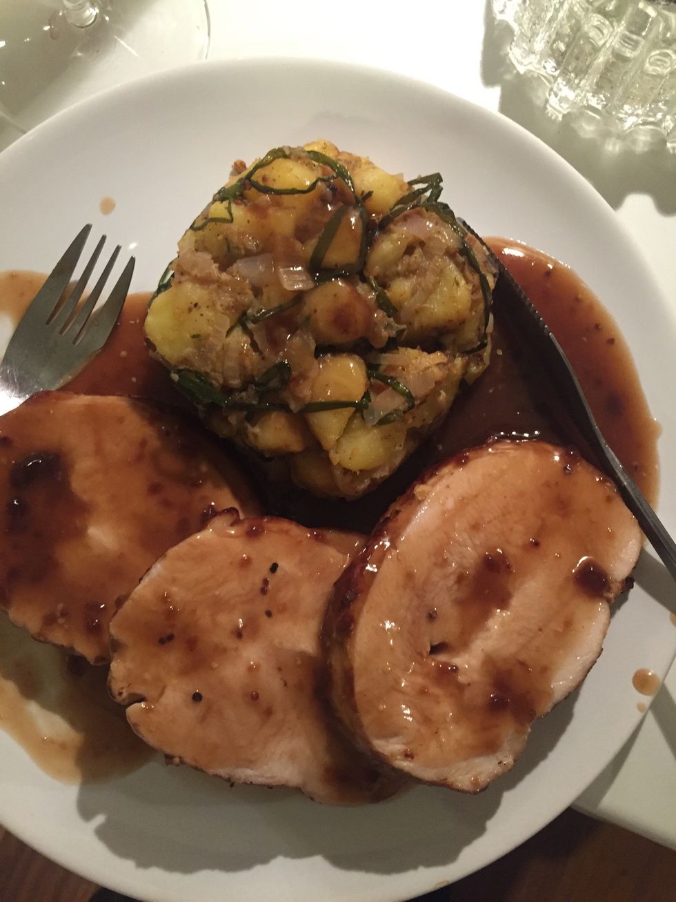 Cut the turkey slices, make them lovers with the patatoes and dress out with your gravy !!! \ud83d\ude07\ud83d\ude0b\u2728\u2728\u2728\u2728 now dig in \u2764\ufe0f