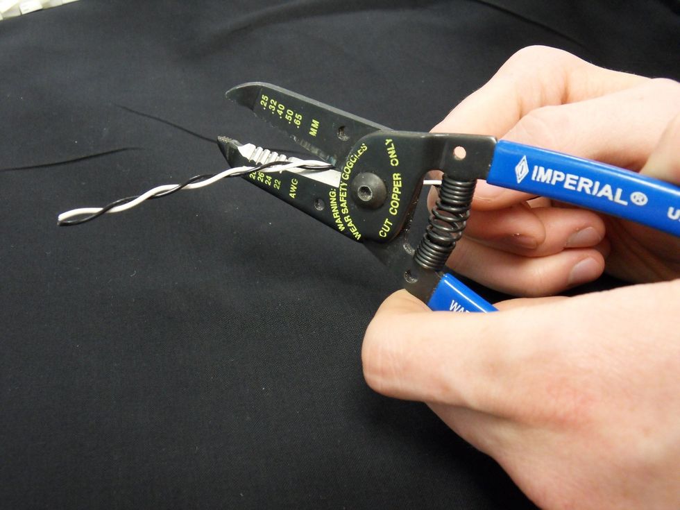 Cut the twisted wire to size.