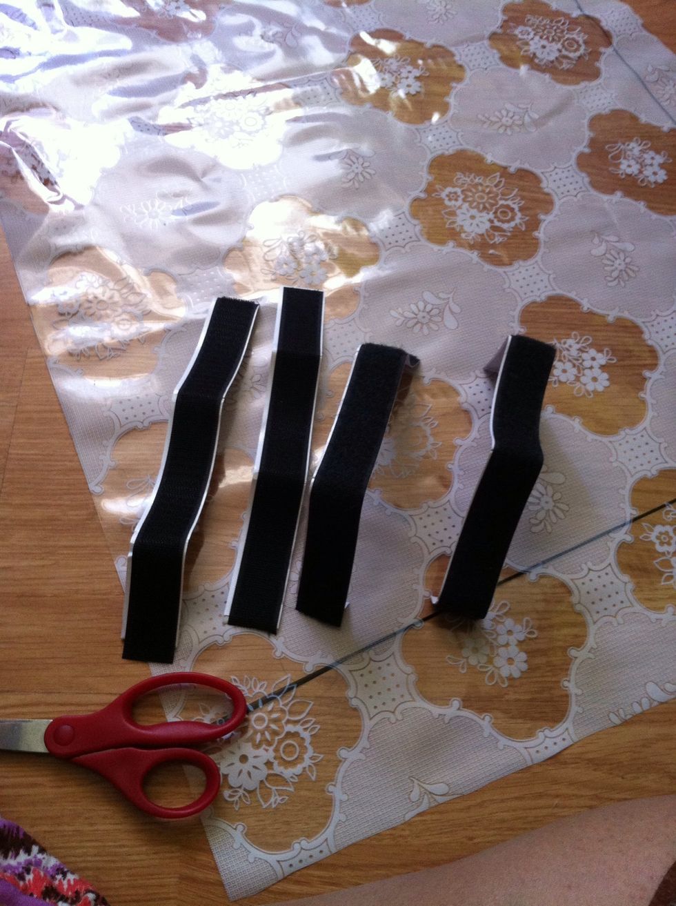 Cut the Velcro strips to the desired length.
