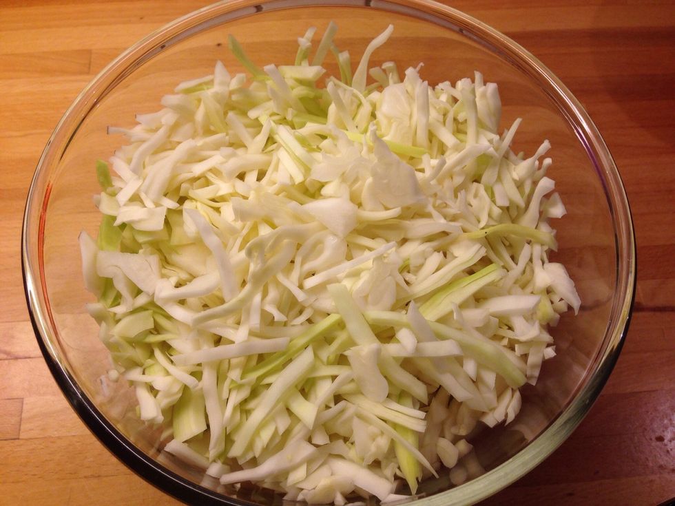Cut the white cabbage in fine strips.