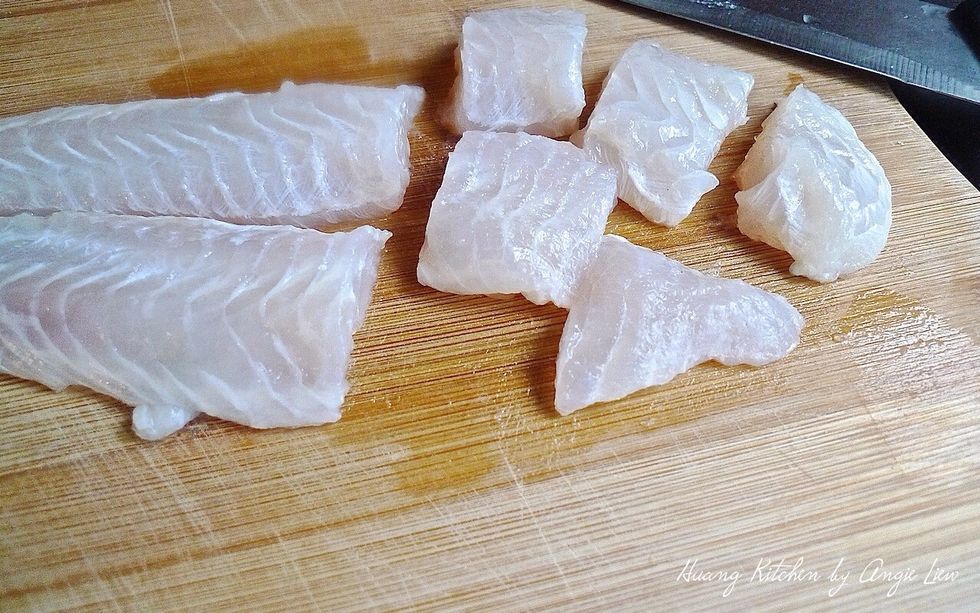 Cut the white fish fillet into meat chunks, about 3 cm square.