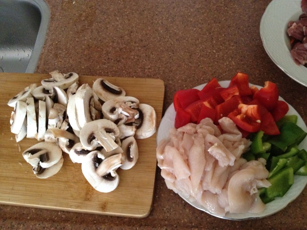 Cut them like so,then put 2 spoon rice alcohol to the chicken here,mix it,set it there for 5mins