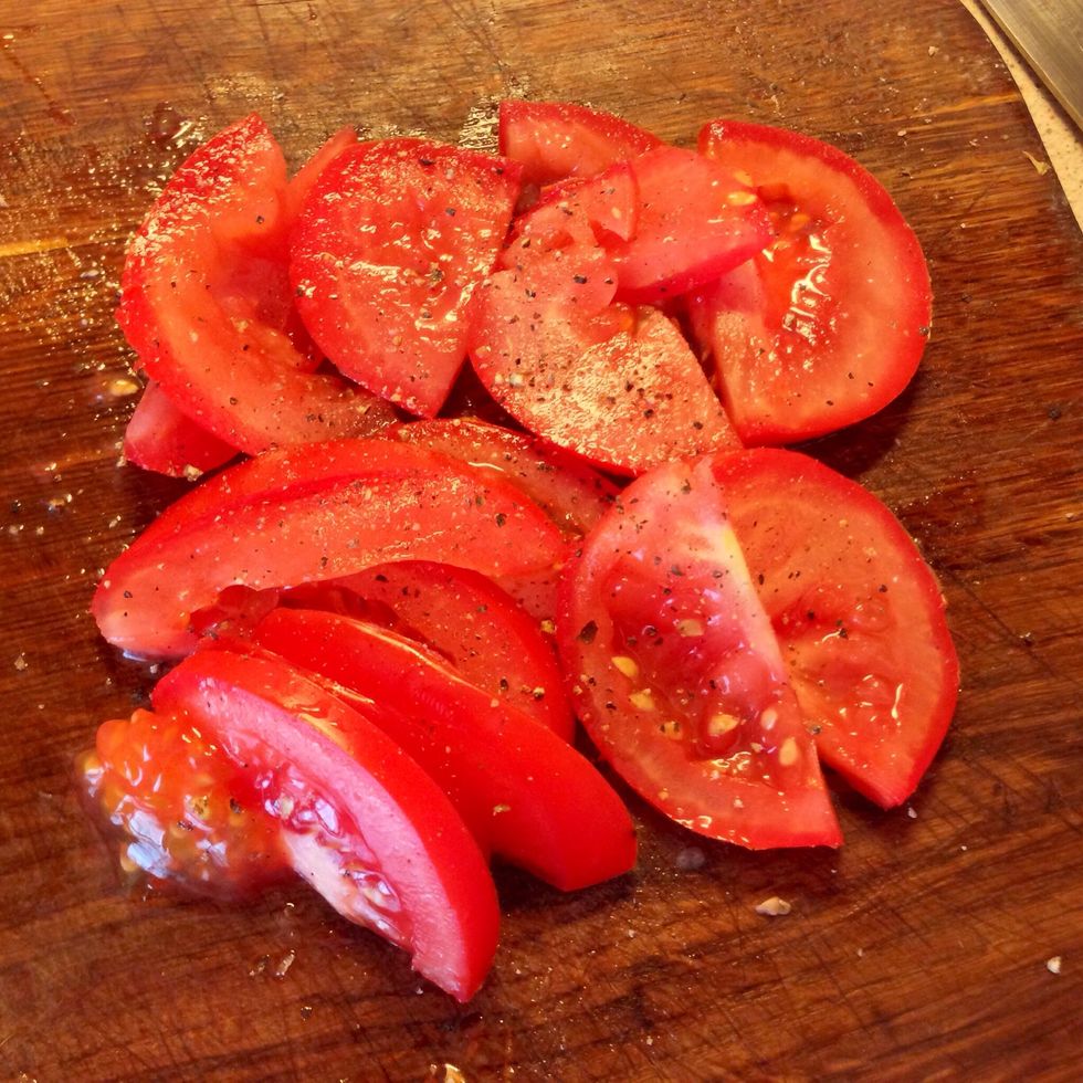 Cut tomato. Pepper.