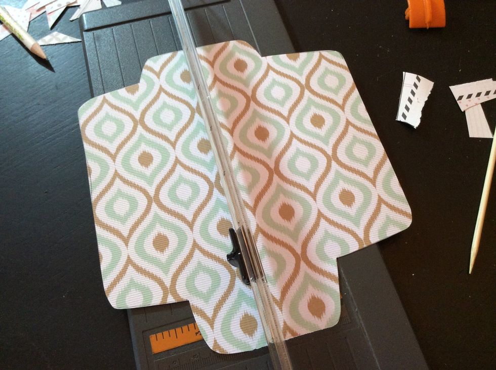 Cut traced envelope. Score envelope on fold lines.
