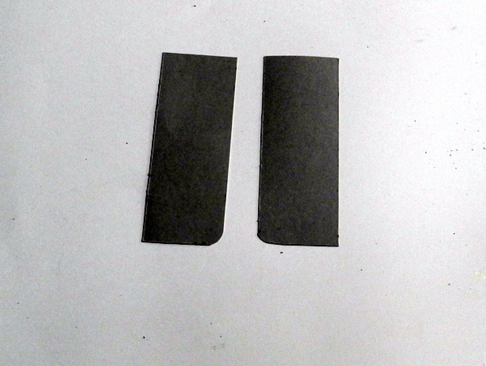 Cut two pieces of the cereal box with the following measures: 13.5cm x 5cm and round a corner.