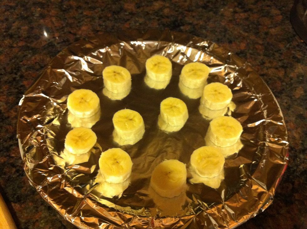 Cut up banana into slices and arrange on plate. Idk what happened to the picture here but trust me that banana slice is not brown.