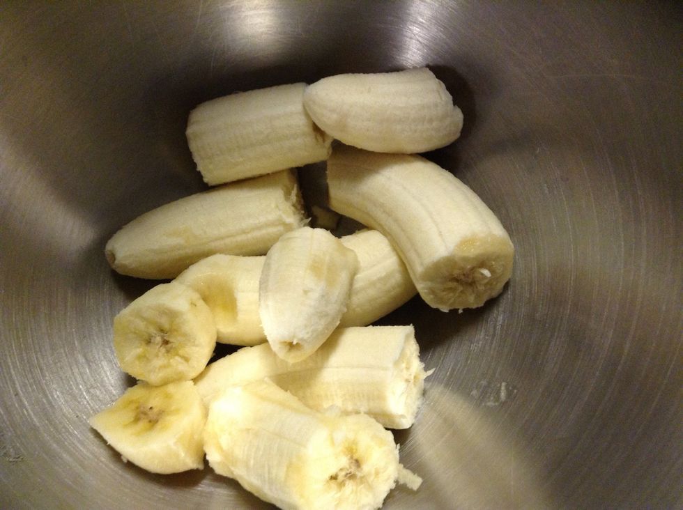 Cut up bananas and put in mixing bowl.