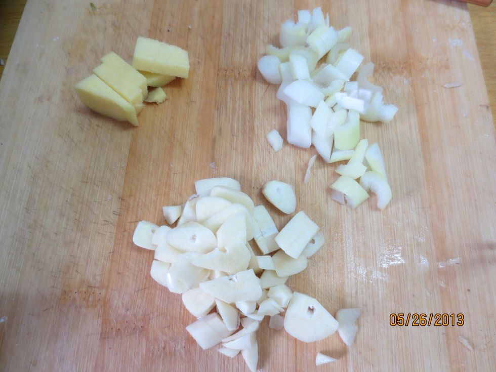 Cut up garlic,the white part of a leek, and garlic