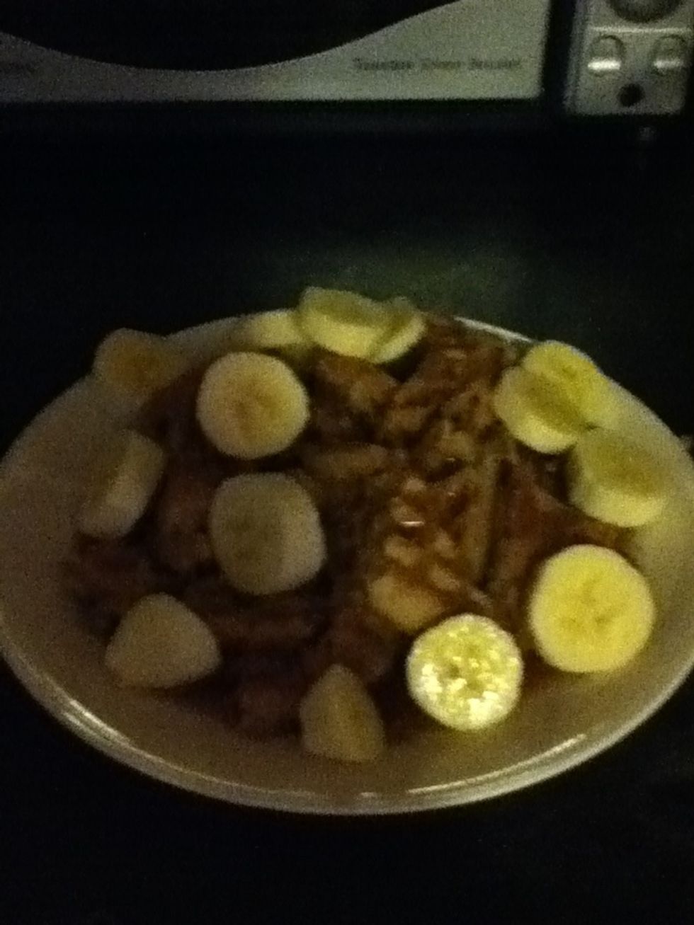 Cut up the banana into slices and put around the waffles.