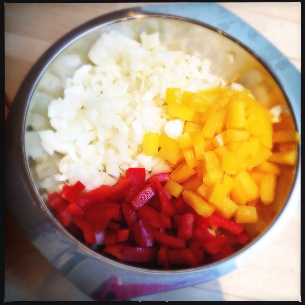 Cut up the onions and paprika's (bell peppers) in small dices