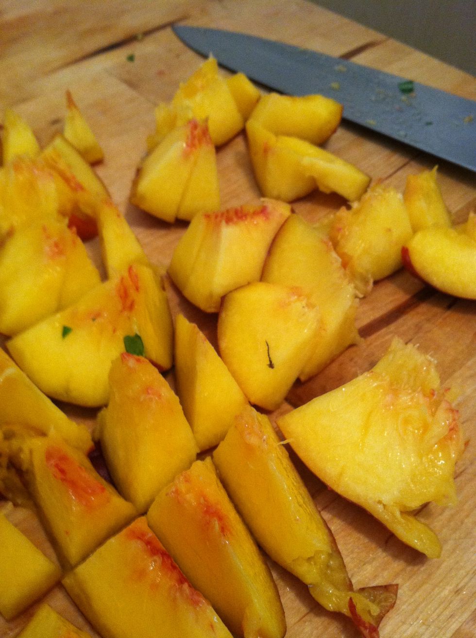 Cut up the peaches and put these into the bowl.