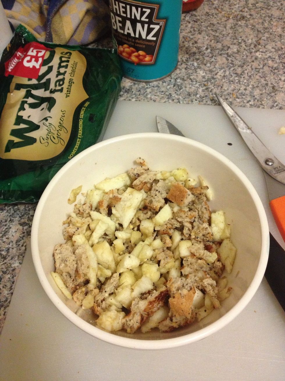 Cut up the pulp and break the toast into the mix