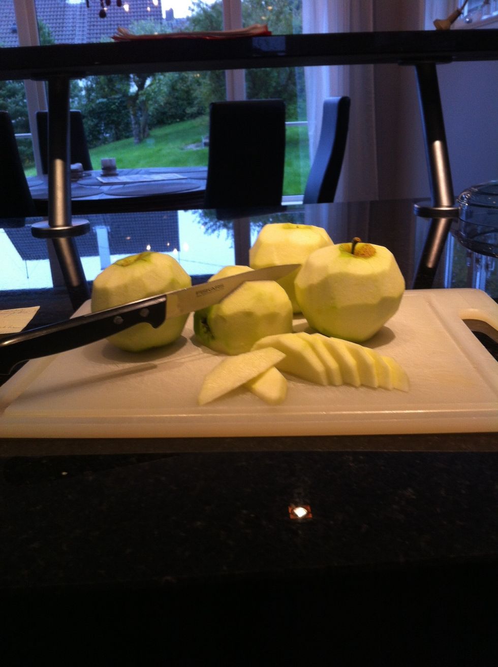 Cut your apples in to slices like this.