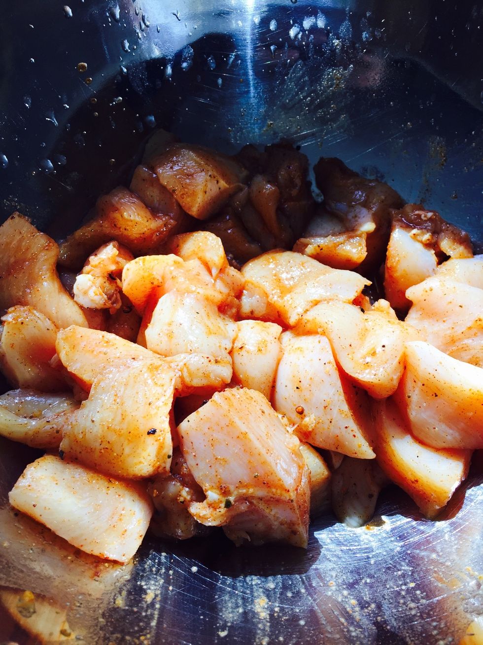 Cut your chicken by 1 inch size and marinate it with the carne asada powder for 5 minutes.