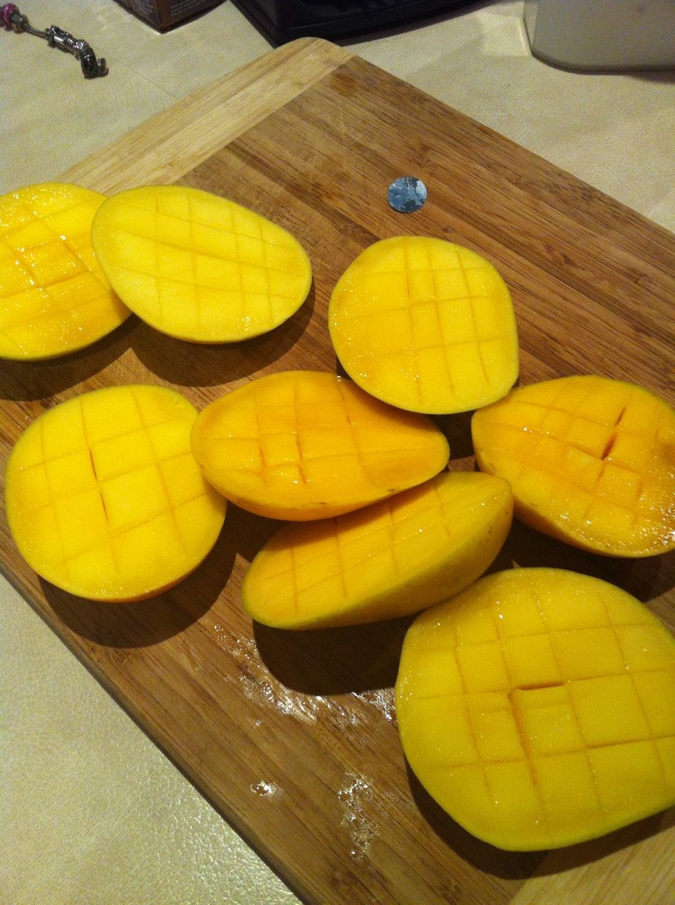 Cut your fout mangos like this
