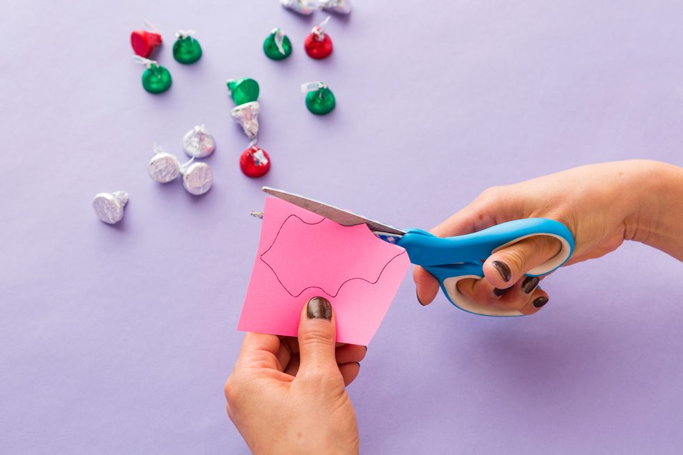 Cut your leaf out. If your kids are learning to cut, this is also a great step for them to help out. Just make sure you supervise while they\u2019re using scissors!