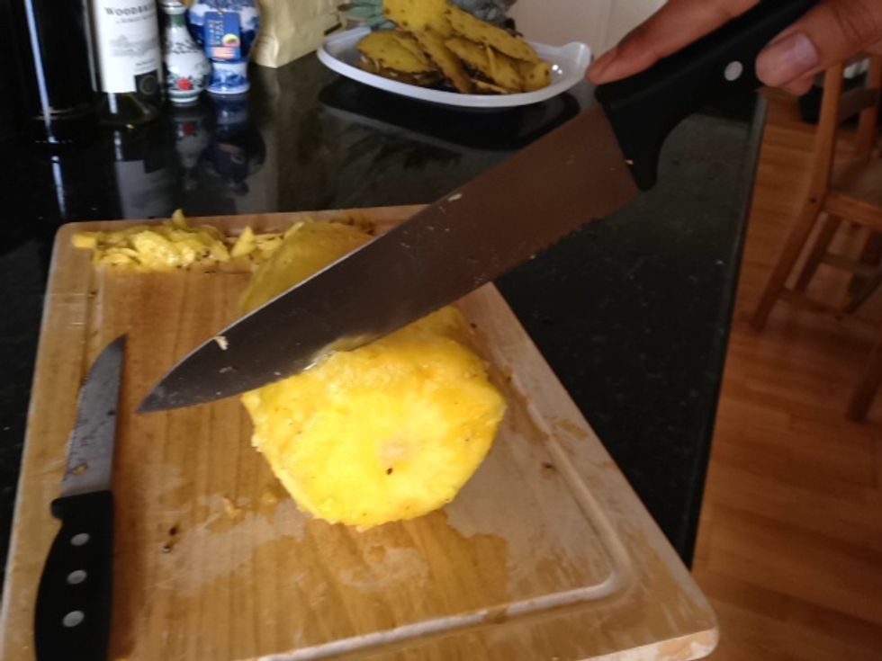 Cut your pineapple into thick slices.
