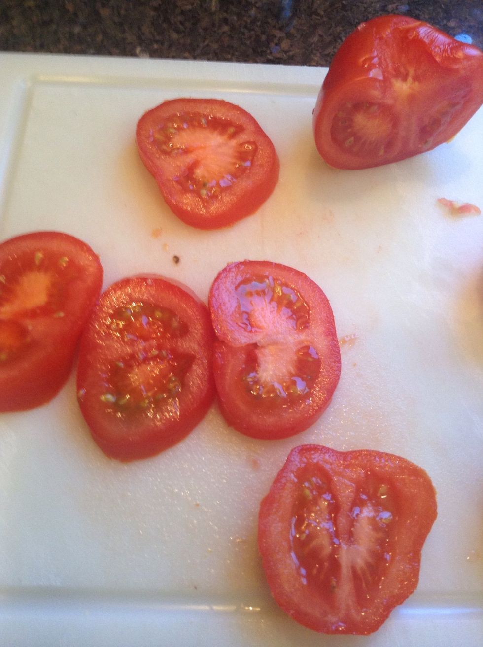 Cut your tomatoes into 1 centimeter thick pieces