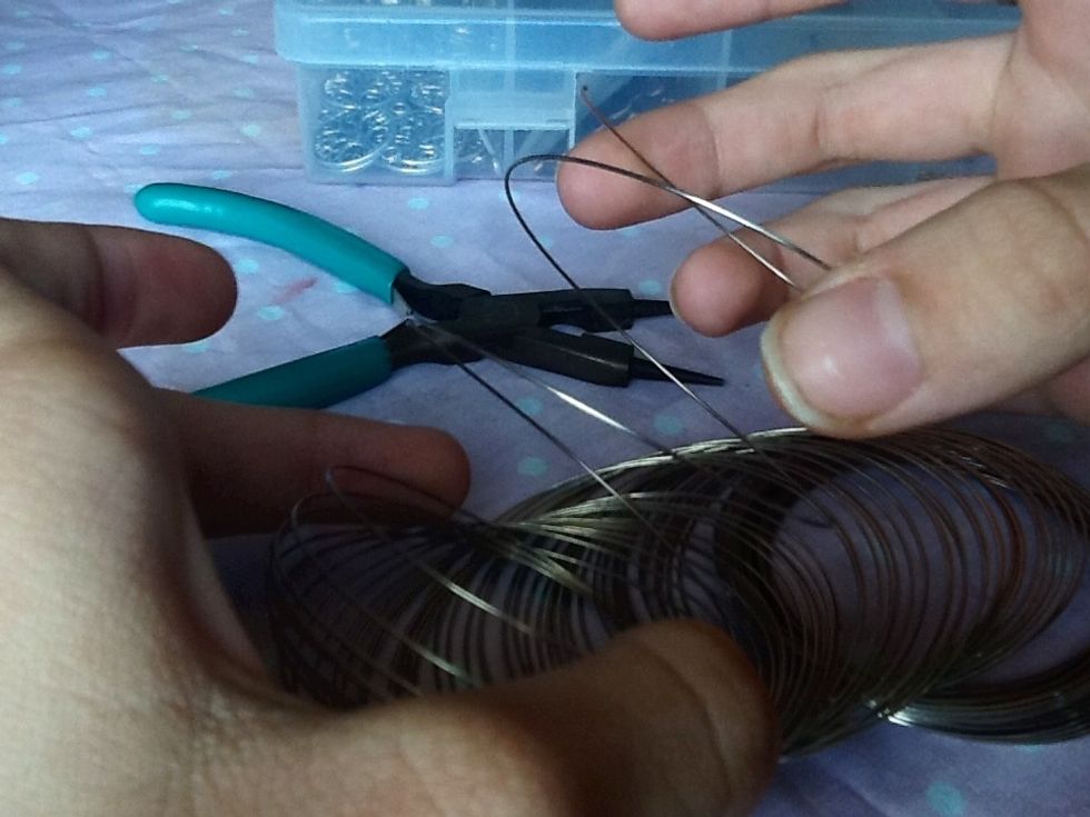 Cut your wire, you can make it as many loops you want, if you want to make one like the cover photo then thats 3 but I'm just cutting 1 loop right now.