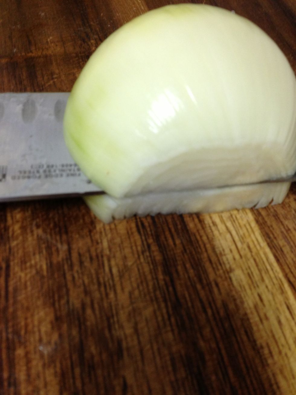Cutting the onion 1/3