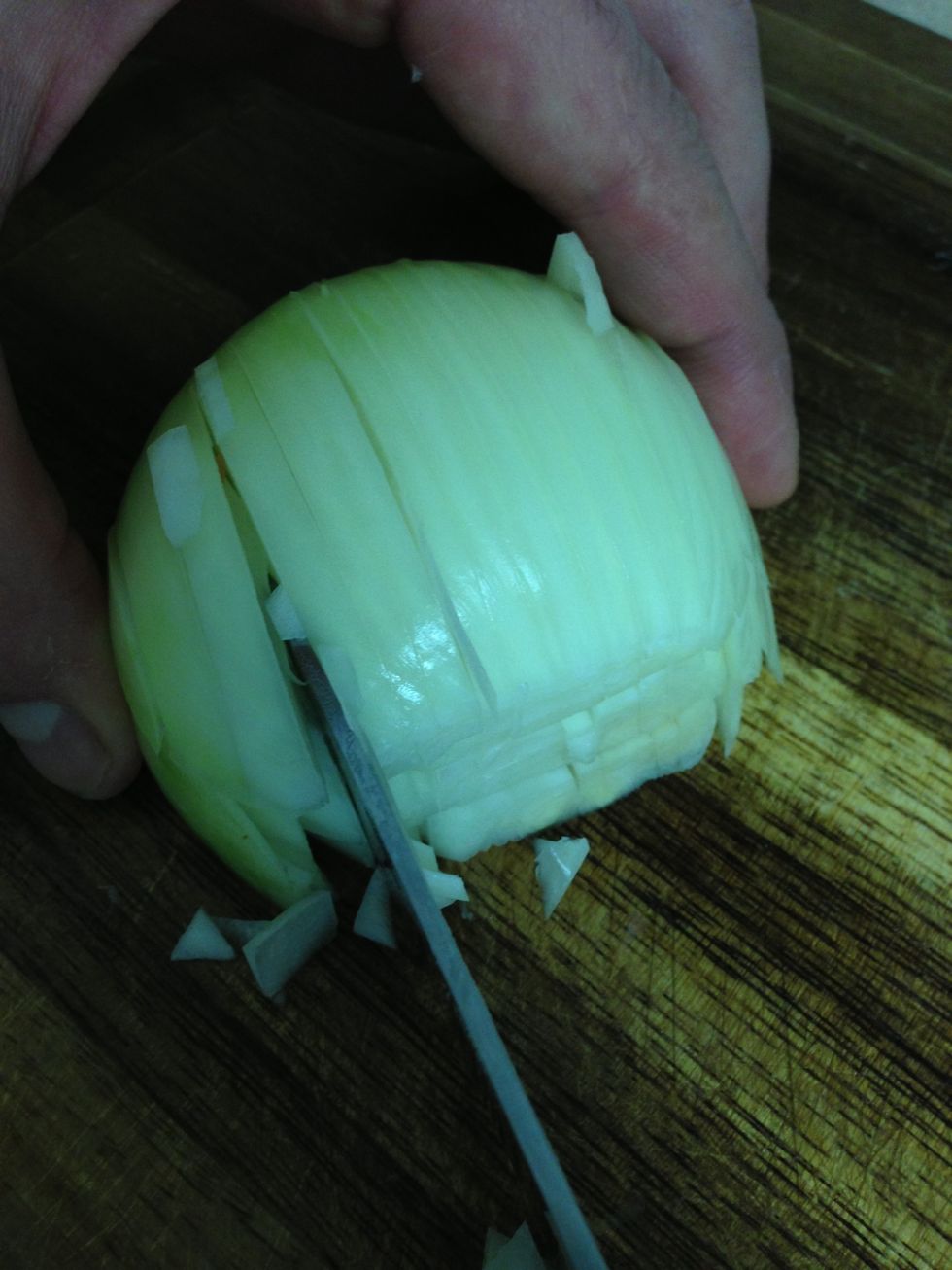 Cutting the onion 2/3