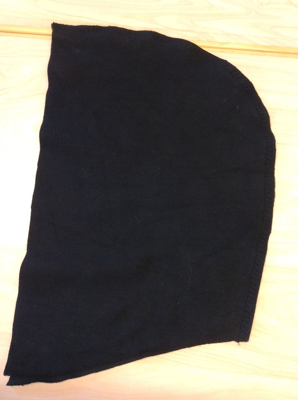 D\u00e5 ser luvan ut s\u00e5h\u00e4r. Vill du ha luvan i dubbelt tyg klipper du ut en luva till och f\u00f6ljer sedan steg 39-40 igen.