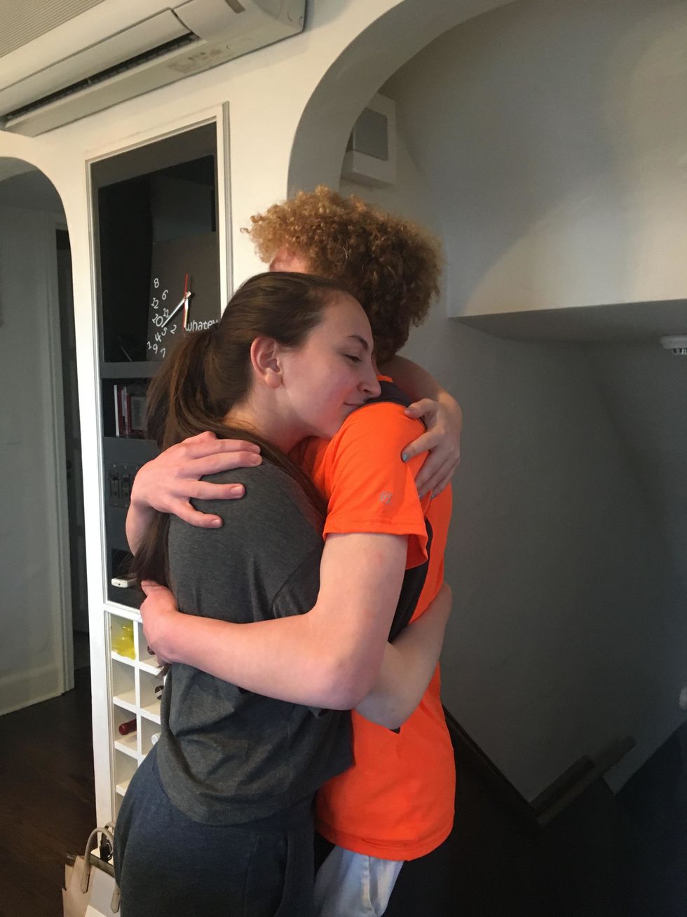 D\u00e9 le abrazos grandes.