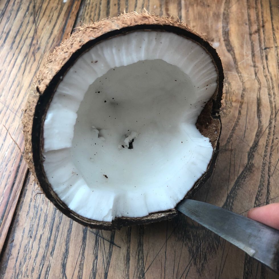 D\u00e9coller la pulpe de la noix de coco avec un couteau (attention \u00e0 ne pas se couper) et la d\u00e9couper en cubes.