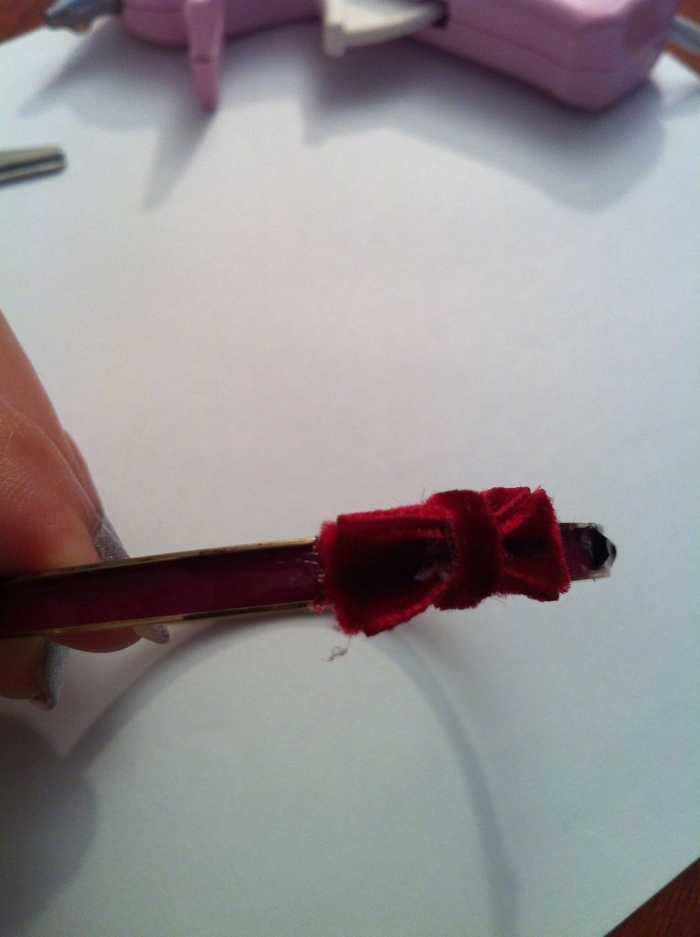 Da!! See how cute the little bow is!! Then, glue the bow onto the bangle!;)